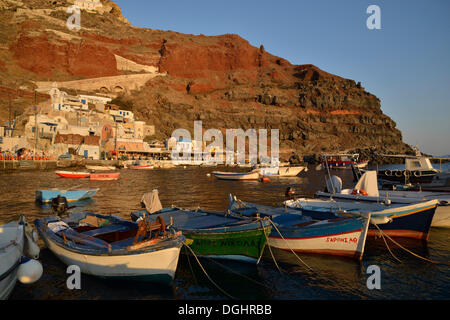 Angelboote/Fischerboote im Hafen von Ammoúdi, Ammoúdi Bay in der Nähe von Oia, Insel Santorini, Cyclades, Griechisch, Griechenland, Europa Stockfoto