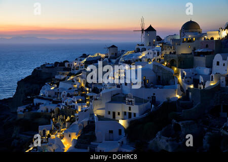 Windmühle und Häuser in der alten Stadt Oia bei Dämmerung, Santorin, Kykladen, griechische Inseln, Griechenland, Europa Stockfoto
