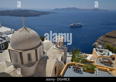 Blick vom Kraterrand über die Dächer von Firá oder Thira in der Caldera, Ágios Ioánnis Kirche an Front, Santorin Stockfoto