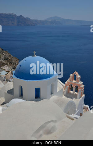 Kirche am Kraterrand mit Blick auf die Caldera, Oia, Santorini, Cyclades, griechische Inseln, Griechenland, Europa Stockfoto
