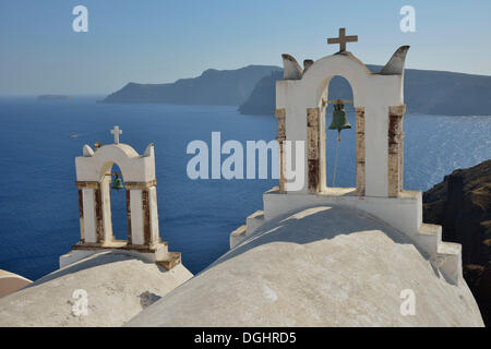 Zwei Glockentürme vor die blaue Farbe des Caldera, Firá oder Thira, Santorini, Cyclades, griechische Inseln, Griechenland, Europa Stockfoto