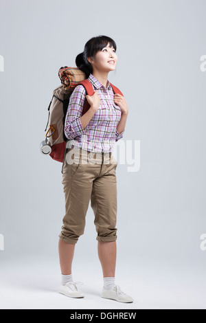 eine Frau tragen Wanderausrüstung Stockfoto