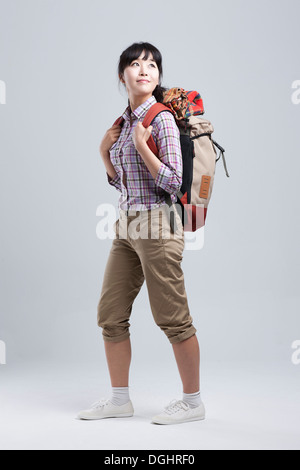eine Frau tragen Wanderausrüstung Stockfoto