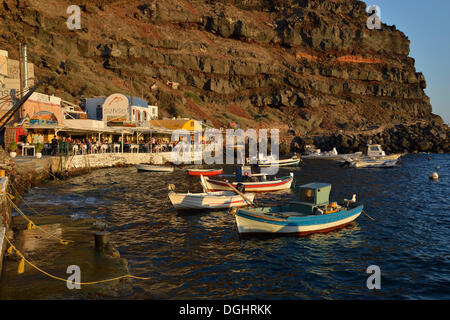 Angelboote/Fischerboote im Hafen von Ammoúdi, in der Nähe von Oia, Santorini, Kykladen, griechische Inseln, Griechenland, Europa Stockfoto
