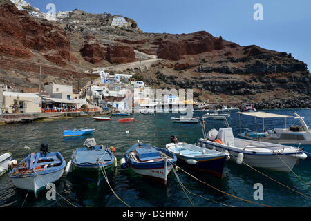 Angelboote/Fischerboote im Hafen Ammoudi, Ammoudi Bucht in Oia, Oia, Santorin, Kykladen, Griechenland Stockfoto