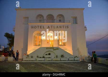 Atlantis Hotel in der Abenddämmerung, Firá, Thira, Santorin, Kykladen, Griechenland Stockfoto