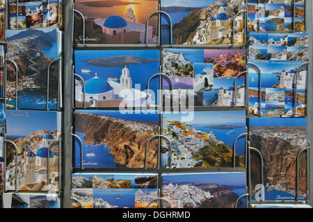 Postkarte zum Verkauf in einem Souvenirladen, Firá, Thira, Santorin, Kykladen, Griechenland Stockfoto