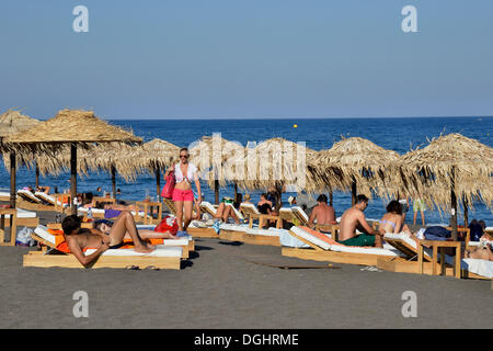 Touristen am Perívolos Strand in der Nähe von Perivolos, Perívolos, Santorin, Kykladen, Griechenland Stockfoto