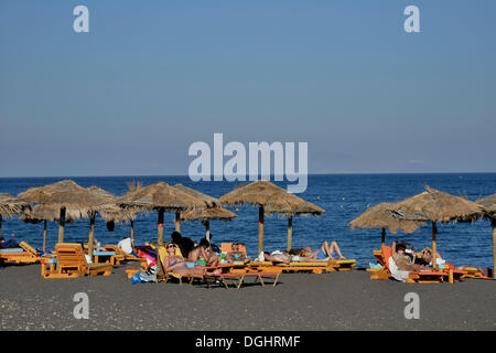 Touristen am Perívolos Strand in der Nähe von Perívolos, Perívolos, Santorin, Kykladen, Griechenland Stockfoto