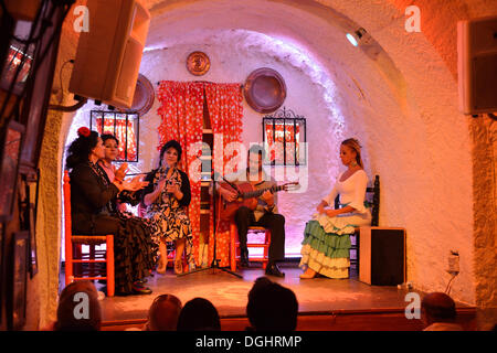 Flamenco-Performance auf der Bühne eines ehemaligen cave Hause Los Tarantos Flamenco Club, Sacromonte, Granada, Provinz Granada Stockfoto