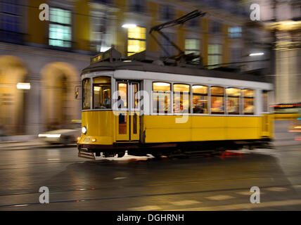 Straßenbahn, Elektroenergie, Reisen auf der Praça Comércio, Lissabon, Portugal Stockfoto