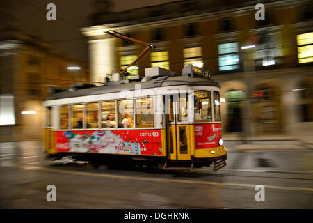 Straßenbahn, Elektroenergie, Reisen auf der Praça Comércio, Lissabon, Portugal Stockfoto