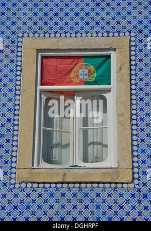 Fassade des Hauses mit Azulejos Wandfliesen und die portugiesische Flagge im Fenster, historischen Stadtteil Alfama, Lissabon Stockfoto