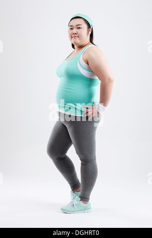 ein dickes Mädchen stehen in einem Fitness-Studio-outfit Stockfoto