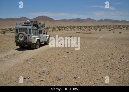 Safari-Fahrzeug im Hoarusib River Valley, Purros, Kaokoland, Kunene, Namibia Stockfoto