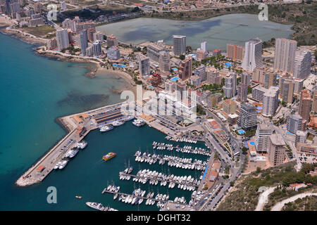 Hafen von Calp aus dem Felsen Peñón de Ifach oder Penyal d'Ifac, Costa Blanca, Calp, Costa Blanca, Provinz Alicante, Spanien Stockfoto