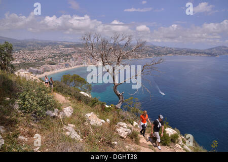 Küste bei Calp mit der Playa Levante-Strand von Peñón de Ifach rock, Calp, Costa Blanca, Provinz Alicante, Spanien Stockfoto