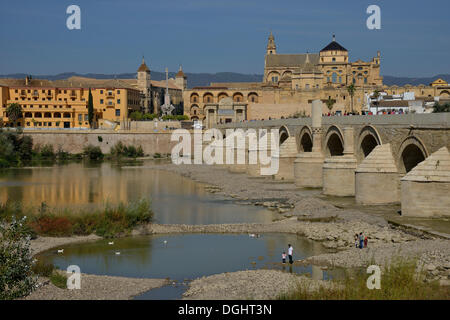 Römische Brücke Puente Viejo, über dem Fluss Guadalquivir, Moschee-Kathedrale von Córdoba oder Mezquita hinten, Córdoba Stockfoto