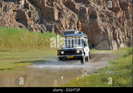Safari-Fahrzeug im Hoarusib River Valley, Purros, Kaokoland, Kunene, Namibia Stockfoto