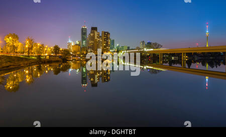 Donau City Wien spiegelt sich in der alten Donau, am Abend, Donau-City, Donaustadt, Wien, Wiener, Österreich Stockfoto