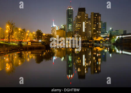 Donau City Wien spiegelt sich in der alten Donau, in der Nacht, Donau-City, Donaustadt, Wien, Wiener, Österreich Stockfoto