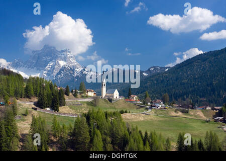 Kirche von Selva Di Cadore und Monte Pelmo Peak, Colle Santa Lucia, Dolomiten, Italien, Europa Stockfoto