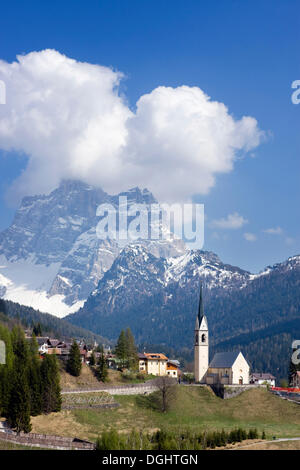 Kirche von Selva Di Cadore und Monte Pelmo Peak, Colle Santa Lucia, Dolomiten, Italien, Europa Stockfoto