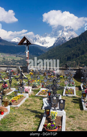 Friedhof in Colle Santa Lucia und Monte Pelmo Peak, Dolomiten, Italien, Europa Stockfoto