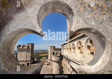 Blick durch eine steinerne Rosette über Beziers, Languedoc-Roussillon, Frankreich, Europa Stockfoto