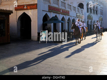 Polizei, Souk Waqif, Doha, Katar, Nahost montiert Stockfoto