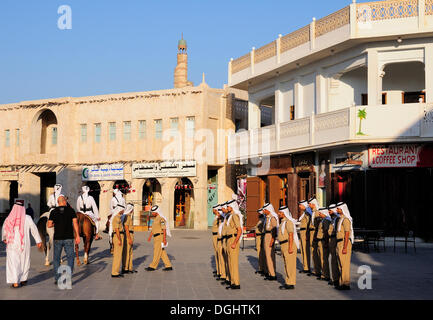 Polizisten stehen vor dem Turm der islamischen kulturellen Zentrum FANAR, Souk Waqif, Doha, Katar, Nahost Stockfoto