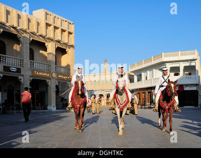Polizei vor dem Turm des islamischen kulturellen Zentrum FANAR, Souk Waqif, Doha, Katar, Nahen Ostens montiert Stockfoto