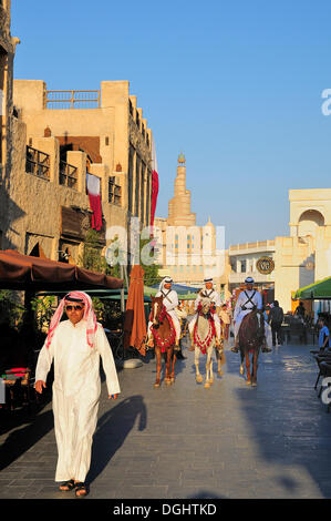 Polizei vor dem Turm des islamischen kulturellen Zentrum FANAR, Souk Waqif, Doha, Katar, Nahen Ostens montiert Stockfoto