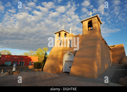 Lehmarchitektur, Kirche des Hl. Franziskus von Assisi, Ranchos de Taos, New Mexico, USA Stockfoto