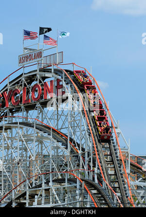 Coney Island Cyclone, Achterbahn, Astroland Park, Coney Island, New York, USA Stockfoto