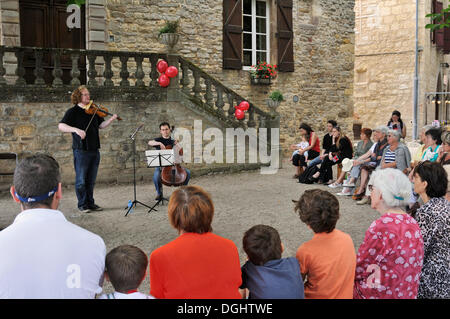 Klassisches Konzert findet in der Rathaus-Platz von Cordes-Sur-Ciel, Cordes-Sur-Ciel, Département Tarn, Midi-Pyrenees Stockfoto