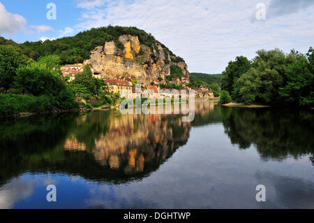 Das Dorf La Roque-Gageac spiegelt sich im Wasser des Flusses Dordogne, La Roque-Gageac, Dordogne, Aquitanien, Frankreich Stockfoto