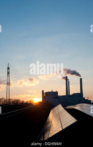 Solarpark und Muenchen Nord Kraft-Wärme-Kraftwerk, Unterföhring bei München, Bayern Stockfoto