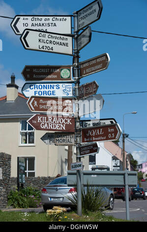 Wegweiser, viele Schilder an einem Pfosten, County Cork, Irland, Europa Stockfoto