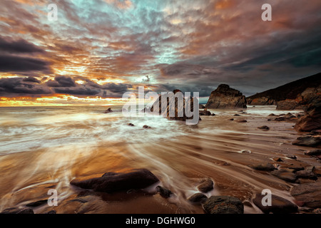 Ein Blick über den Strand von Freathy. Stockfoto