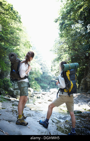 ein paar Wandern in den Wäldern Stockfoto