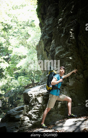 ein Mann im Wald wandern Stockfoto