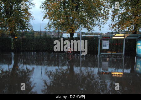 Glasgow, Vereinigtes Königreich. 22. Oktober 2013. Schweren Überschwemmungen an der A82 Great Western Road an der Kreuzung der Chesterfield Ave, verursacht durch starke Regenfälle führten zu schweren Hauptverkehrszeit Reisen Störung heute Morgen. Wind und Regen haben das Vereinigte Königreich mit Berichte festgezurrt, die das stürmische Wetter für den kommenden Tagen fortsetzen konnte. Bildnachweis: Paul Stewart/Alamy News Stockfoto