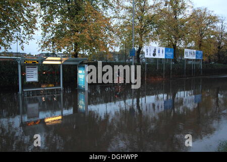 Glasgow, Vereinigtes Königreich. 22. Oktober 2013. Schweren Überschwemmungen an der A82 Great Western Road an der Kreuzung der Chesterfield Ave, verursacht durch starke Regenfälle führten zu schweren Hauptverkehrszeit Reisen Störung heute Morgen. Wind und Regen haben das Vereinigte Königreich mit Berichte festgezurrt, die das stürmische Wetter für den kommenden Tagen fortsetzen konnte. Bildnachweis: Paul Stewart/Alamy News Stockfoto