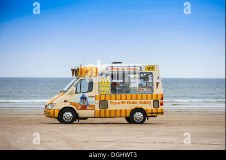 Eiswagen auf Benone Strand, Castlerock, County Londonderry, Nordirland, Vereinigtes Königreich Stockfoto