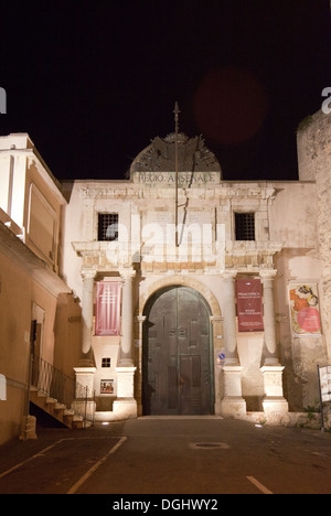 Archäologie-Museum das Tor zur Zitadelle in der Nacht in Cagliari - Sardinien Stockfoto