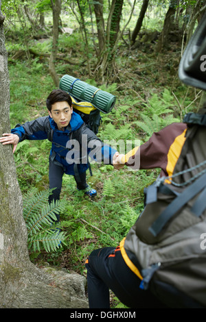 ein paar Wandern in den Wäldern Stockfoto
