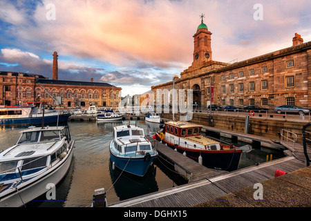 Ein Blick über den Hafen von The Royal William Yard in Plymouth. Stockfoto