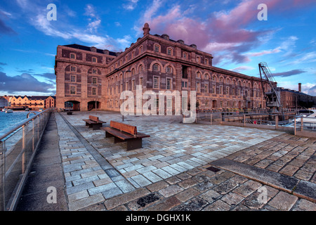 Ein Blick auf eine Platte Weg führt zu einem Café bei The Royal William Yard in Plymouth. Stockfoto