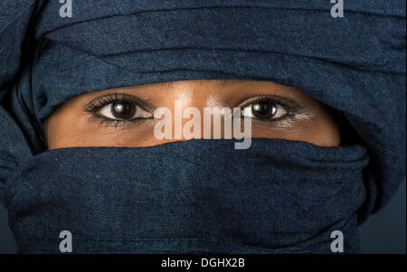 Tuareg Mädchen, Targia, verhüllt mit einem Chech mit nur ihren Augen sichtbar, Algerien, Nordafrika, Afrika Stockfoto